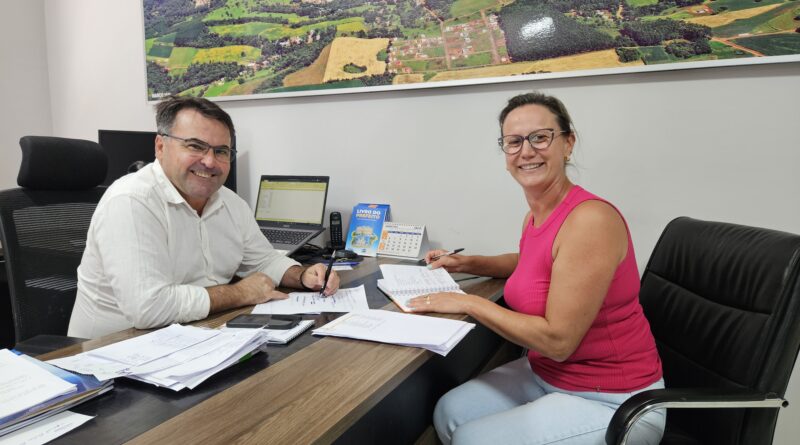 Prefeito Jaksom e Secretária de Educação planejam novas estratégias educacionais para Quilombo.