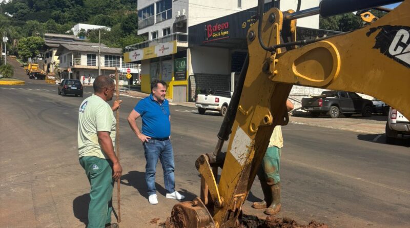 Prefeito Jaksom acompanha obras de reparos da força-tarefa entre CASAN e Prefeitura.