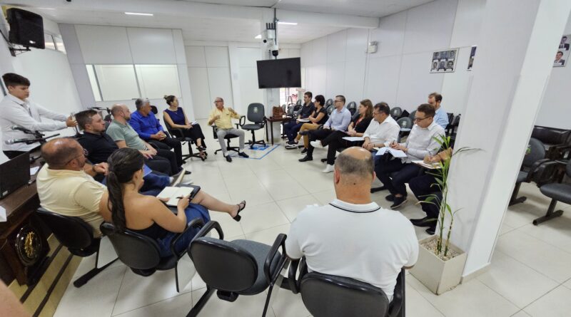 Administração municipal debate melhorias na saúde com vereadores e Hospital São Bernardo